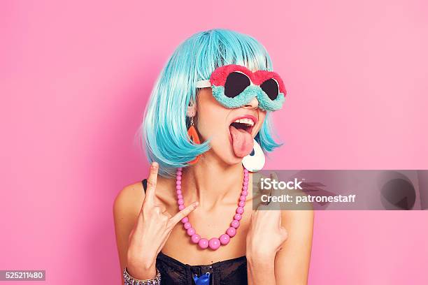 Retrato De Chica Pop Con Extrañas Gafas De Sol Y Peluca Azul Foto de stock y más banco de imágenes de Raro
