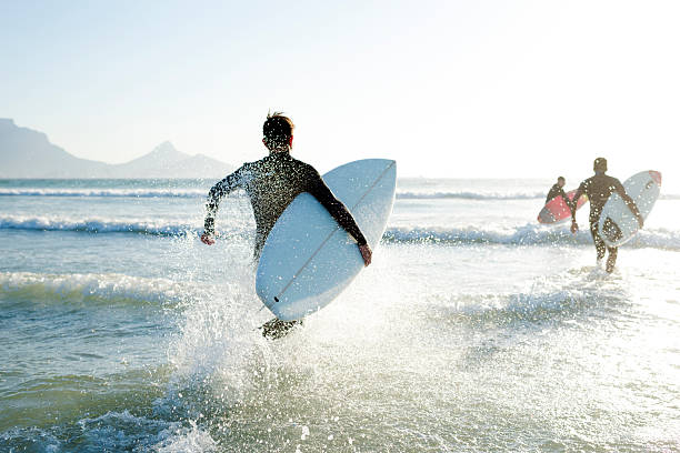 lustige zeit mit meinen freunden - wave beach surf sea stock-fotos und bilder