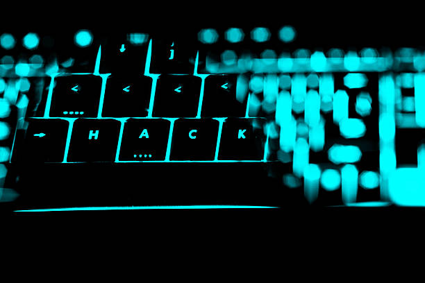 pirater texte sur les boutons lumineux du clavier - spam computer hacker computer keyboard e mail photos et images de collection