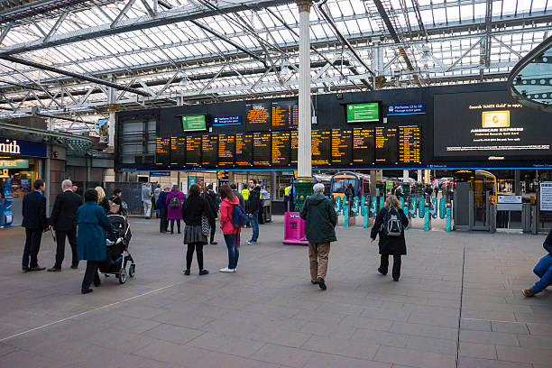 stazione ferroviaria di edimburgo waverley - stazione ferroviaria di waverley foto e immagini stock