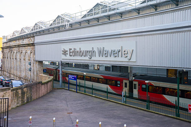 stazione ferroviaria di edimburgo waverley - stazione ferroviaria di waverley foto e immagini stock