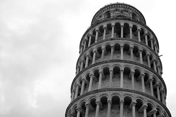 Dettaglio bianco e nero di torre pendente di Pisa - foto stock