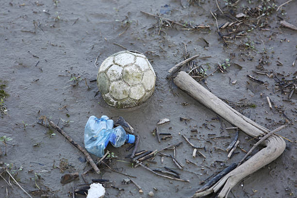 紛失サッカーボールを sludge - soccer ball old leather soccer ストックフォトと画像