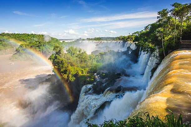 cataratas do iguaçu, na fronteira entre argentina e brasil - waterfall multi colored landscape beauty in nature - fotografias e filmes do acervo