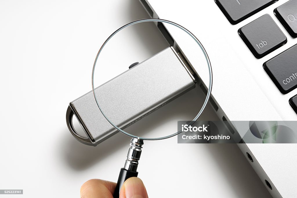 ホールド、拡大鏡、プライバシーをお求めの - USBスティックのロイヤリティフリーストックフォト