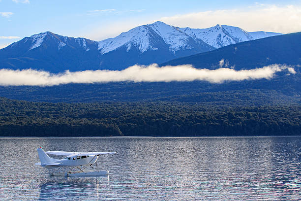 plano de água flutuante sobre o lago de água doce - te anau imagens e fotografias de stock