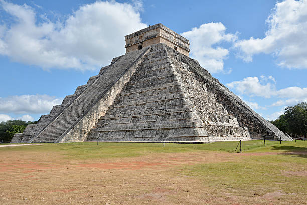 templo da kukulkan, de pirâmides em chichén itzá, yucatán, méxico. - vestigial wing - fotografias e filmes do acervo