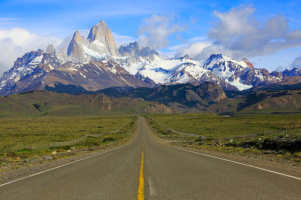 estrada em el chaltén, fitzroy, patagónia, argentina, los glaciares - passion mountain range mountain national park imagens e fotografias de stock