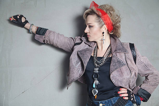 linda mulher loira em estilo rock em pé na parede de concreto - women jacket leather hooligan - fotografias e filmes do acervo