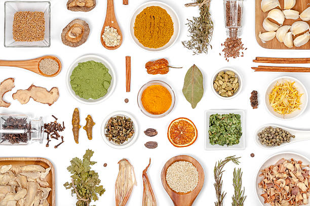 especiarias e ervas aromáticas secas em fundo branco - indian culture spice cooking herb imagens e fotografias de stock
