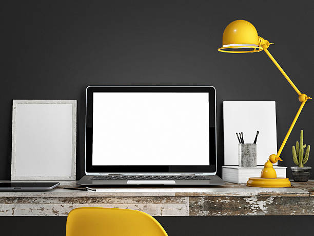 ordenador portátil en la tabla de fondo de pared, gris - artists canvas yellow white red fotografías e imágenes de stock