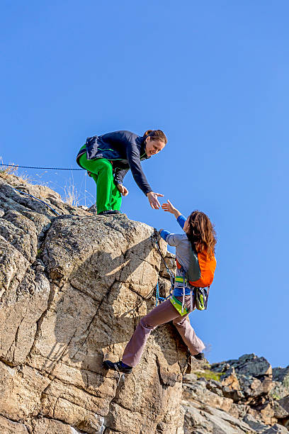 ayuda mutua entre el grupo de las escaladoras - houl fotografías e imágenes de stock