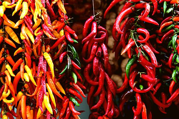 大型の異なるコショウの市場 - pepper bell pepper market spice ストックフォトと画像