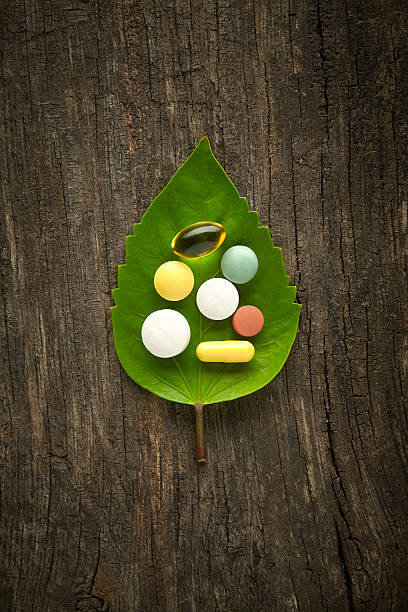 ビタミン、ピルとグリーンリーフ - fish oil pill healthy lifestyle protection ストックフォトと画像