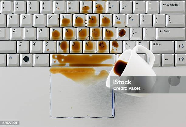 Kaffee Spilled Auf Der Tastatur Stockfoto und mehr Bilder von Kaffee - Getränk - Kaffee - Getränk, Verschütten, Laptop