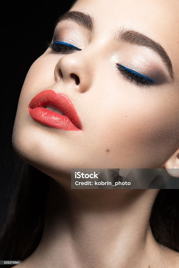  Bella Mujer Con Maquillaje De Noche Rojo Labios Foto de stock y más banco de imágenes de Adulto