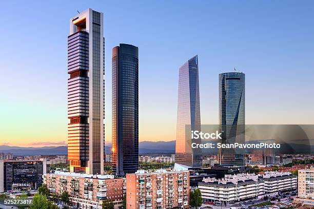 Distrito Financiero De Madrid España Foto de stock y más banco de imágenes de Madrid - Madrid, Rascacielos, Panorama urbano