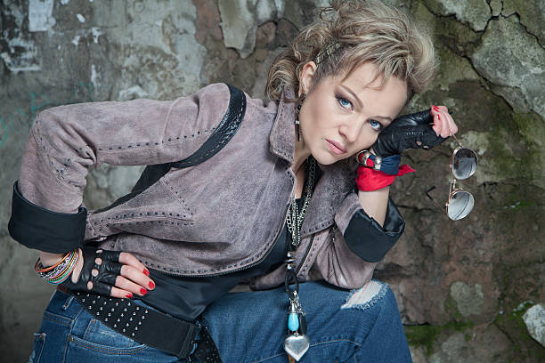 linda mulher loira em estilo posando perto da parede de pedra - women jacket leather hooligan - fotografias e filmes do acervo