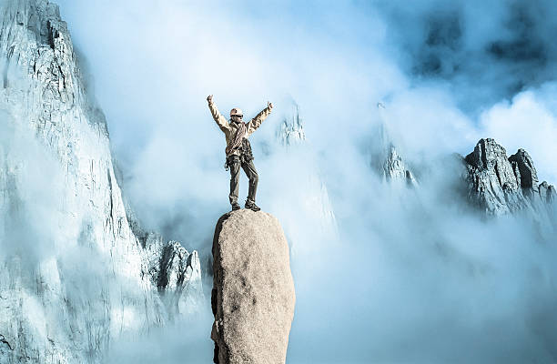 kletterer auf die berge. - stuntman stock-fotos und bilder