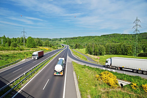 krajobraz kraju z autostrada z samochodów ciężarowych i cysternę - right of way zdjęcia i obrazy z banku zdjęć