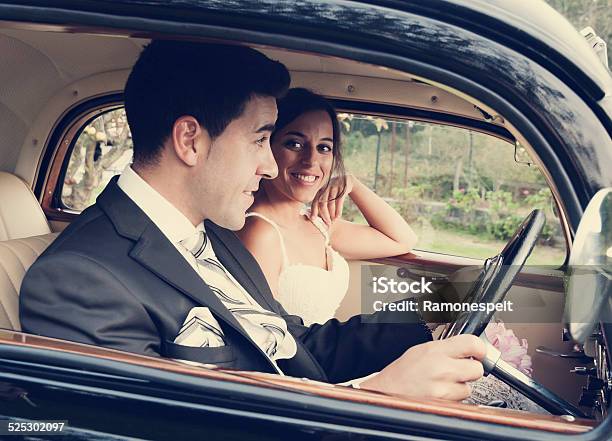 Braut Und Bräutigam In Einem Classic Car Vintageton Stockfoto und mehr Bilder von Auto