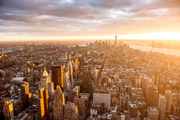 pôr do sol sobre manhattan - aerial view manhattan new york city new york state - fotografias e filmes do acervo