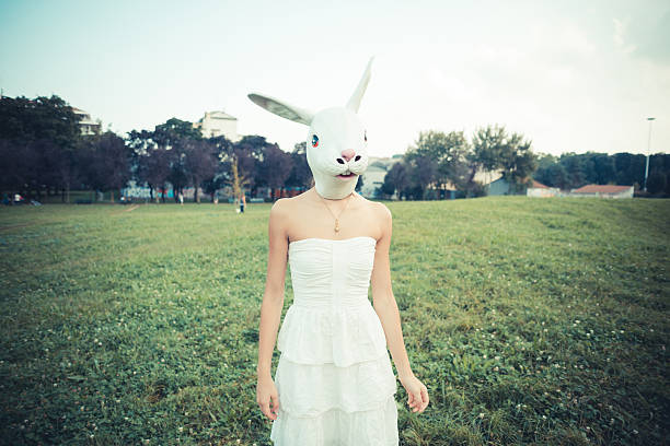 máscara de coelho absurdo bela jovem mulher com vestido branco - garment fragility women skirt imagens e fotografias de stock