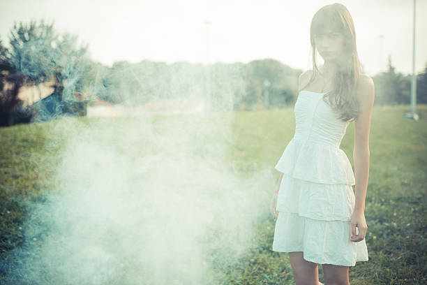 красивая молодая женщина с белое платье smoke туман - garment fragility women skirt стоковые фото и изображения