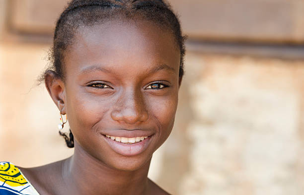 ritratto di ragazza di scuola africana, bellissimo ritratto sorriso di bamako, mali - child student adolescence cute foto e immagini stock