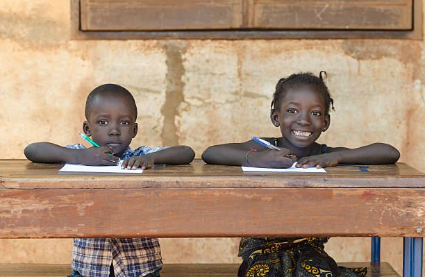 educación símbolo-pareja africana de la escuela niños en malí - african descent africa african culture classroom fotografías e imágenes de stock