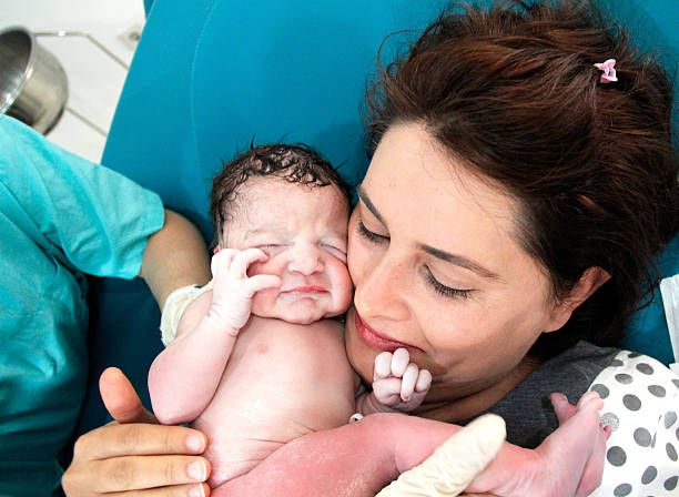 recém-nascido e a mãe em hospital - delivery room - fotografias e filmes do acervo