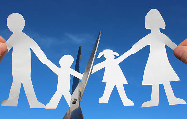 istock Family paper chain, people / dolls, scissors cut / cutting, divorce / split 525320803