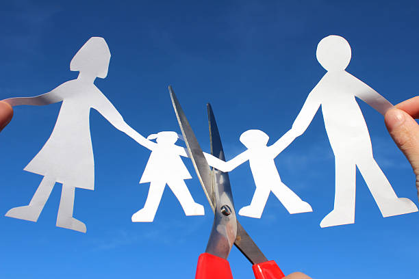 istock Family paper chain, people / dolls, scissors cut / cutting, divorce / split 525327031