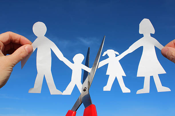 istock Family paper chain, people / dolls, scissors cut / cutting, divorce / split 525327067