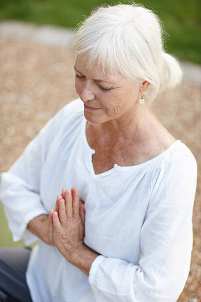 dziewczyna jest duchową osoby - zen like nature breathing exercise sitting zdjęcia i obrazy z banku zdjęć