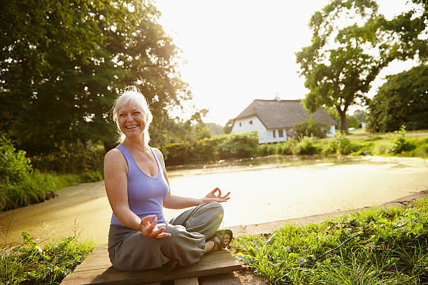 genießen sie einfach die schönheit der natur in ihr - zen like nature breathing exercise sitting stock-fotos und bilder