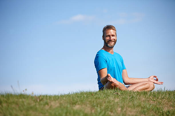 kto musi stres? - zen like nature breathing exercise sitting zdjęcia i obrazy z banku zdjęć