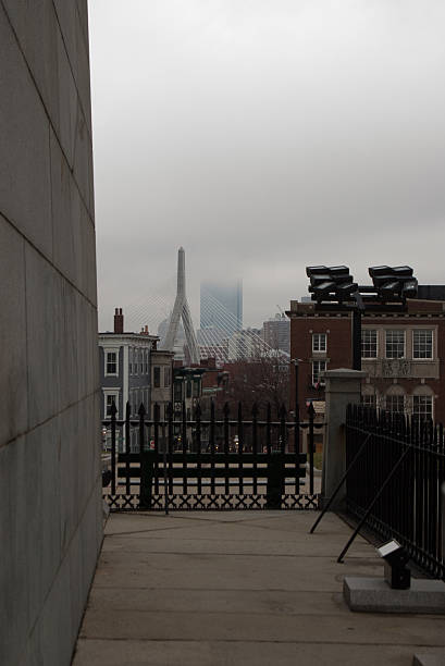 zakim bridge desde el monumento bunker hill - condado de suffolk massachusetts fotografías e imágenes de stock