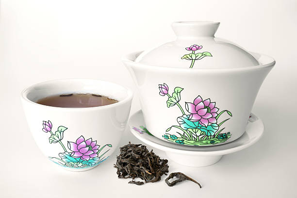 set da tè porcellana cinese con disegno fiore di loto su sfondo bianco - chinese tea teapot isolated tea foto e immagini stock
