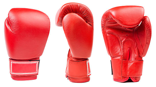 in pelle rossa con guanti da boxe isolato - guantone foto e immagini stock