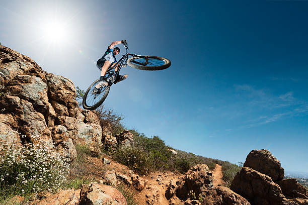 ciclismo de montaña extrema de un salto desde acantilado - mountain biking extreme sports cycling bicycle fotografías e imágenes de stock