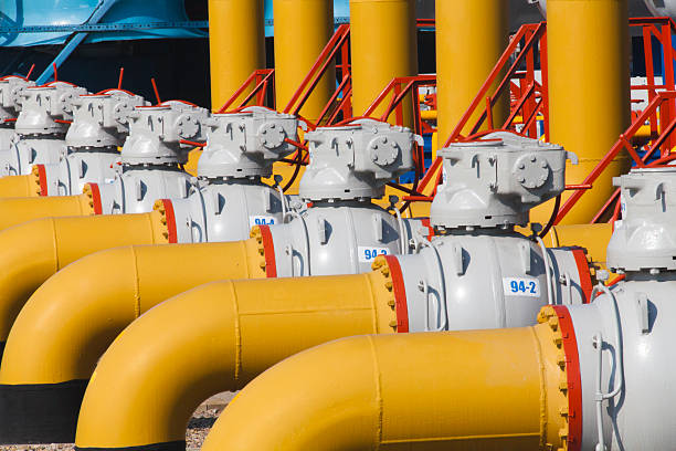 les pipes et aussi des soupapes sur la gare de compresseur de gaz - compresseur de gaz photos et images de collection