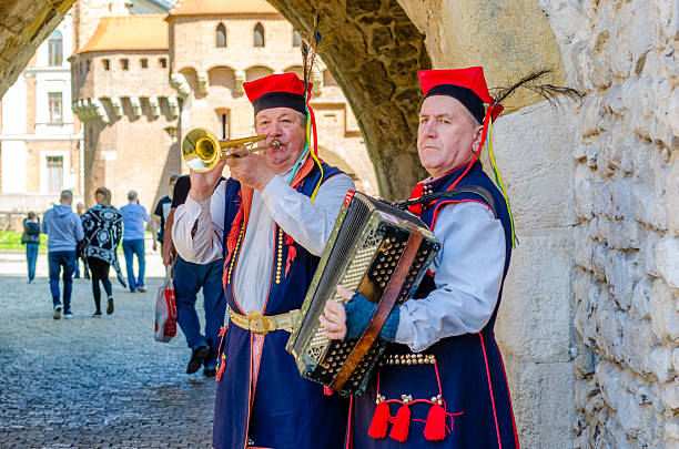 musicisti di strada eseguire musica folk eleganza a cracovia - krakow traditional music editorial folk music foto e immagini stock