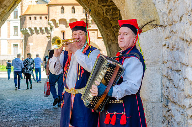 ストリートミュージシャンする民族音楽のクラクフ、ポーランド - krakow traditional music editorial folk music ストックフォトと画像