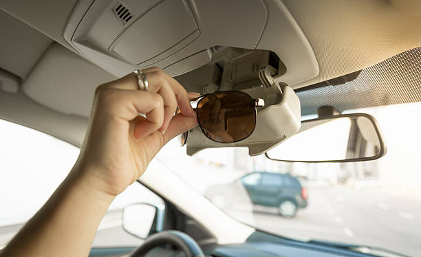 perto de um mulher em óculos de sol do compartimento de carro - rear view mirror car mirror sun - fotografias e filmes do acervo