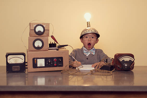 nerd japonais garçon portant casquette pensée - retro revival connection innovation child photos et images de collection