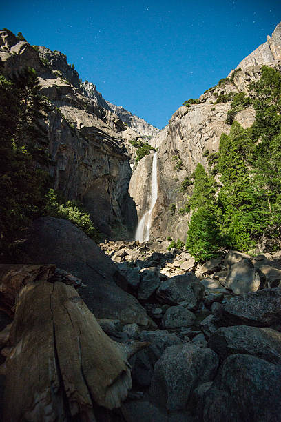 cascate dello yosemite - flowing rock national park waterfall foto e immagini stock