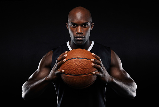 Afro americano hombre con pelota de baloncesto photo