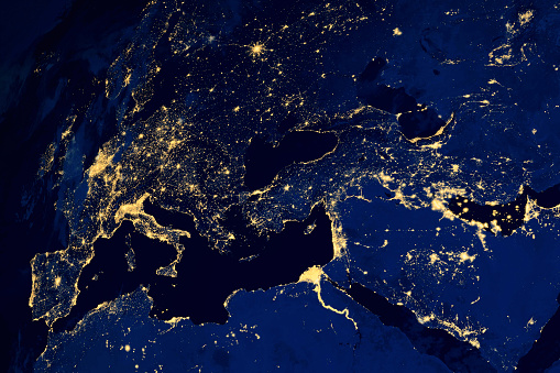Satélite mapa de las ciudades europeas por la noche photo