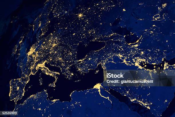 Satélite Mapa De Las Ciudades Europeas Por La Noche Foto de stock y más banco de imágenes de Globo terráqueo
